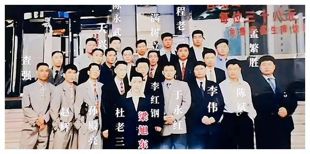 长春黑老大被枪杀,葬礼上百辆豪车撒钱送行,凶手身份让人胆寒!