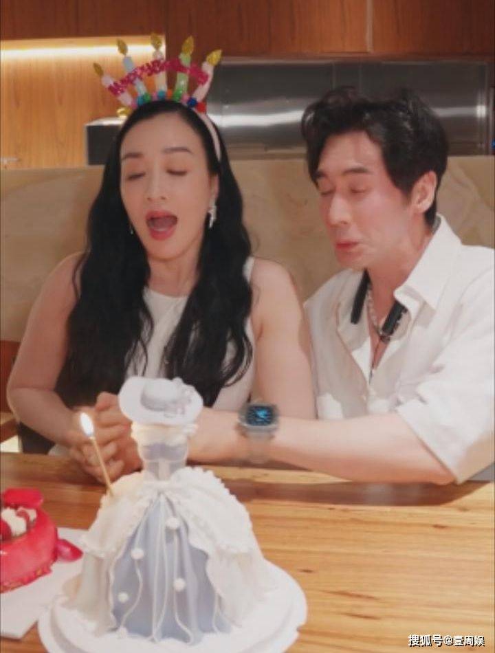 钟丽缇庆祝54岁生日,跟张伦硕嘴对嘴秀恩爱,网友:你老公一点不享受