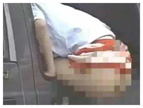 女子在高速上就地小便,网友:这算光明正大抗议吗?