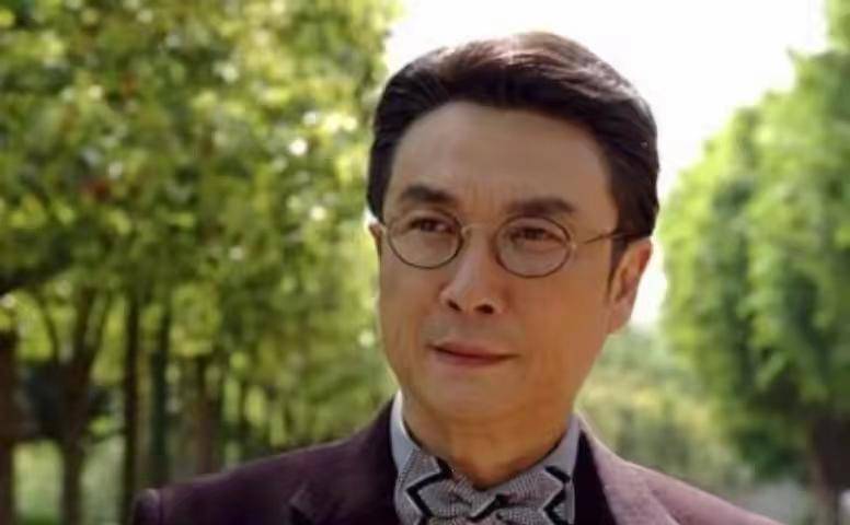 演员刘松仁:43岁娶小20岁空姐,如今75岁无儿无女,他后悔了吗?
