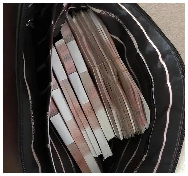 不过,直接拿现金在手里太过显眼.