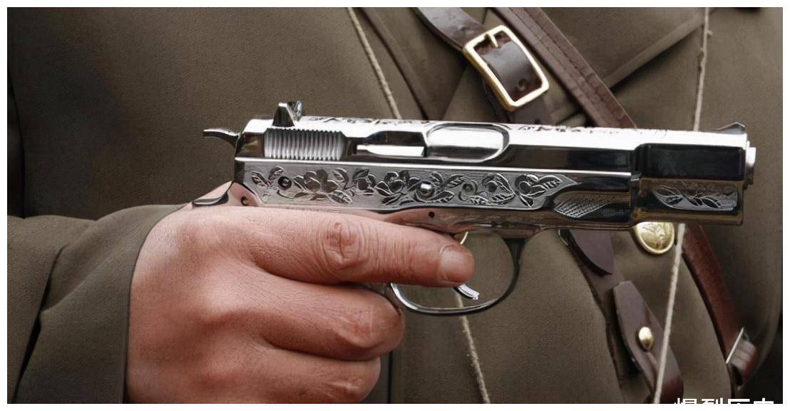 "白头山"手枪长206mm,重1kg,采用9mm口径,枪管长120mm,枪管锤锻而成