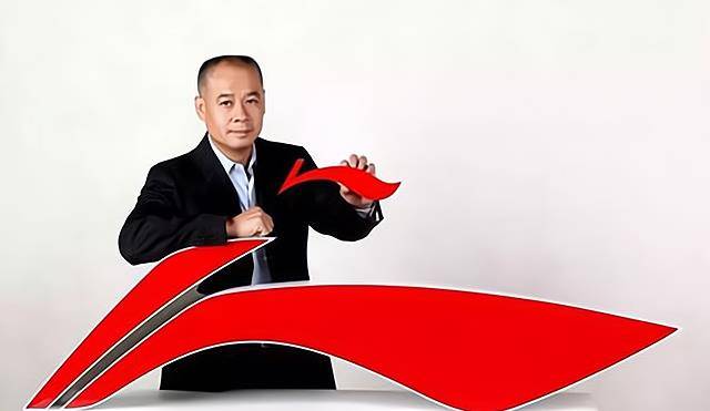 57岁李宁:当年体操王子已身价百亿,头发脱落,妻子依旧貌美如花
