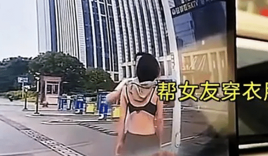 女子路边跟男友吵架,一言不合就脱衣,让男友脸面都丢尽