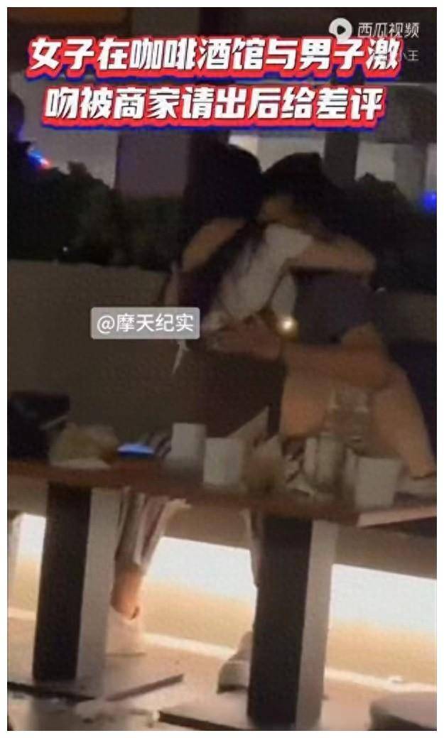 辣眼睛!男女半夜咖啡店热吻8分钟,不雅姿势曝光,上衣裙底走光