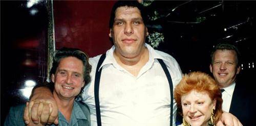 法国第一酒神安德烈:一次可以喝掉156瓶啤酒,死后骨灰重达15斤