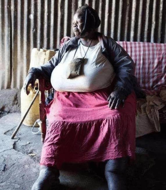 非洲150公斤美女成了"香饽饽",丈夫寸步不离,担心她被抢走