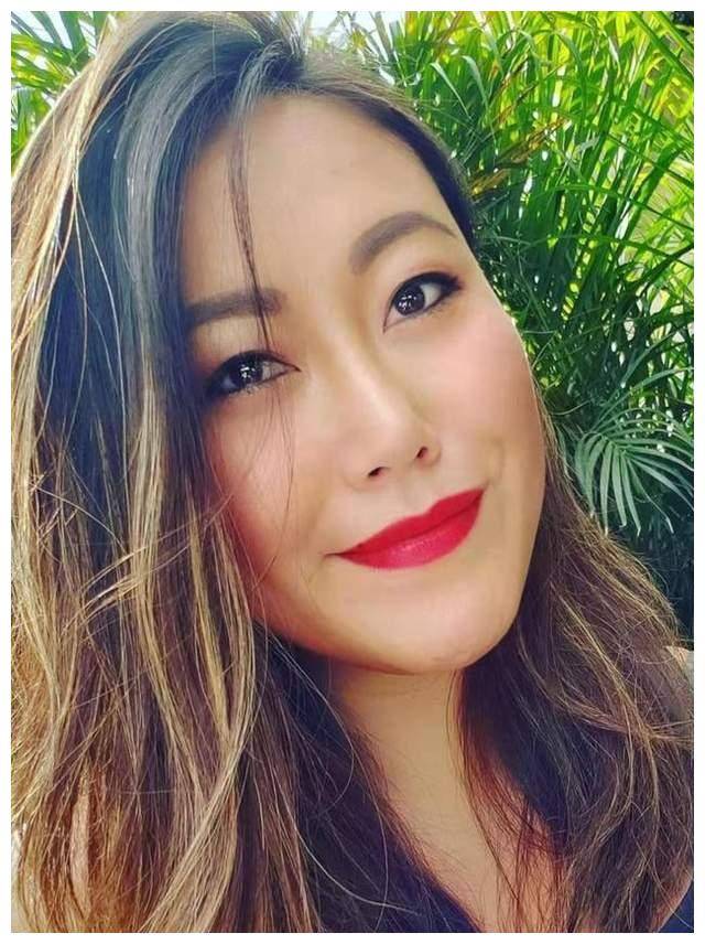 罗力力出身不凡,母亲是成都房地产公司金林置业的董事长罗琳,父亲则