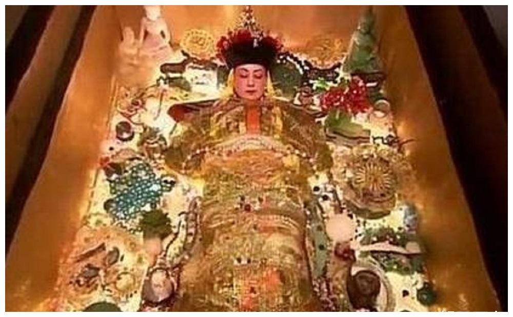 孙殿英盗掘慈禧陵墓,打开棺椁为何首先抢走她裤子?原因非常简单
