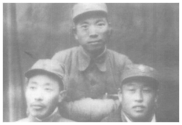 吴忠拿到汽车驾驶证,夫人田涛却严令:不许开汽车上路_张国华_将军