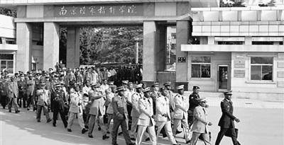 南京军事学院首任院长兼政委是刘帅,第二任院长和政委分别是谁?