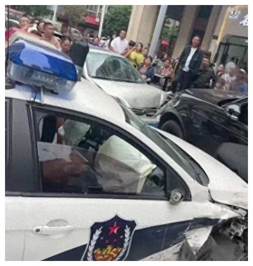 四川警车撞上多辆私家车,车内民警双双受伤!