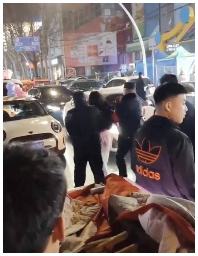 人设翻车,辱骂殴打热心大姨,谈妥60块酬劳却只给20_安怡_网友_红安