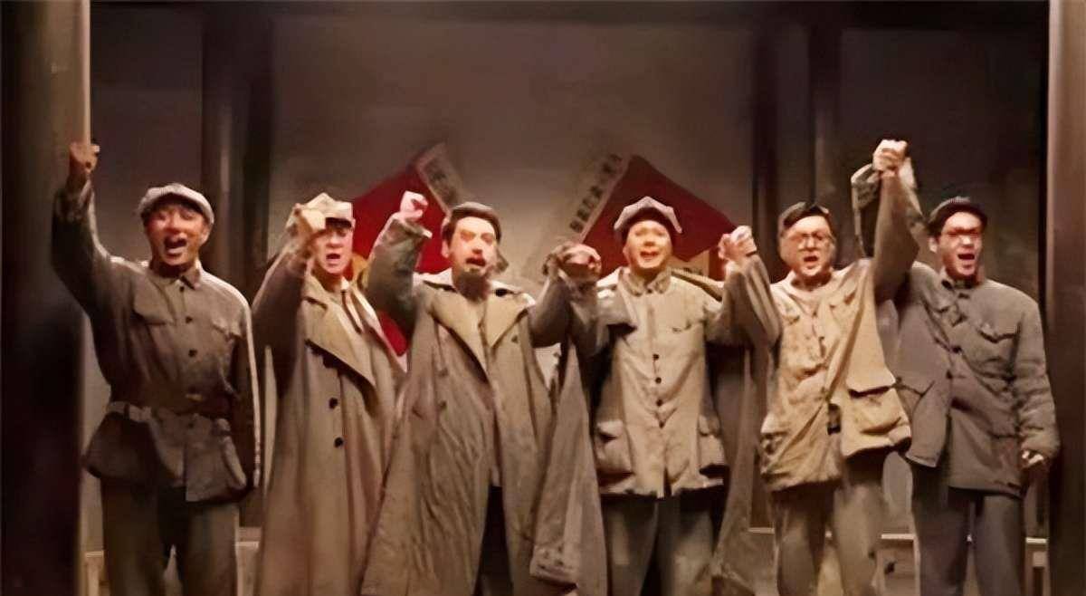 飞夺泸定桥,敌人为何不炸桥而是拆木板,杨成武将军含泪说出实情