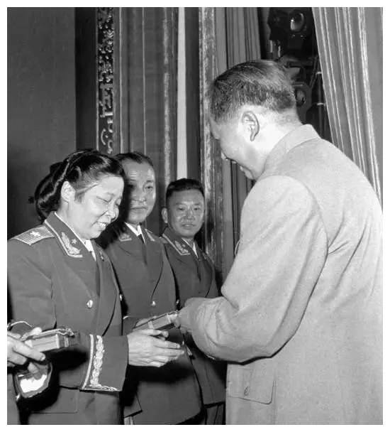 她是新中国的首位女将军,离过两次婚,第三任丈夫是开国上将