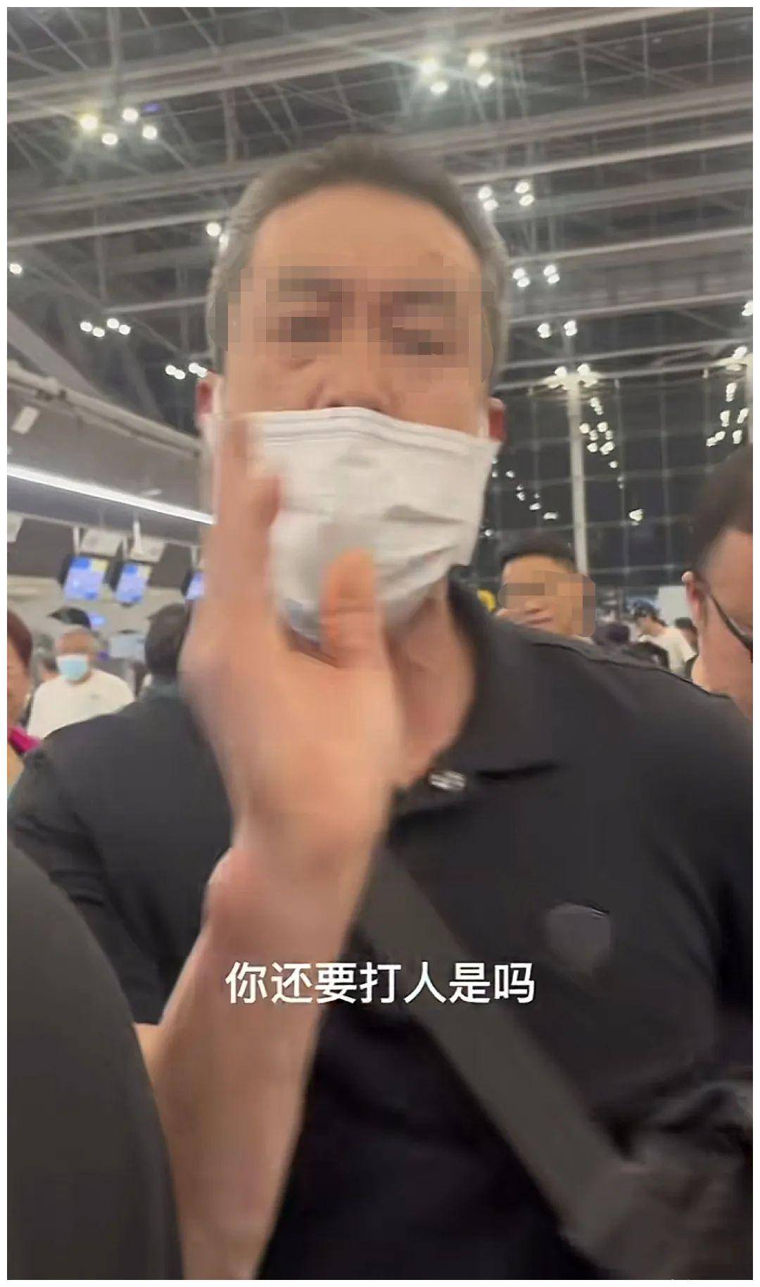 一名中国女孩见状,上前阻拦并指责他,结果却被男子怼回去:"你没插过队