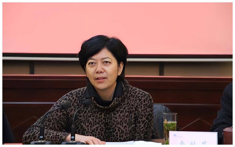 扬州市环保局局长金秋芬,靠傍上高官一路绿灯,贪污103万判6年