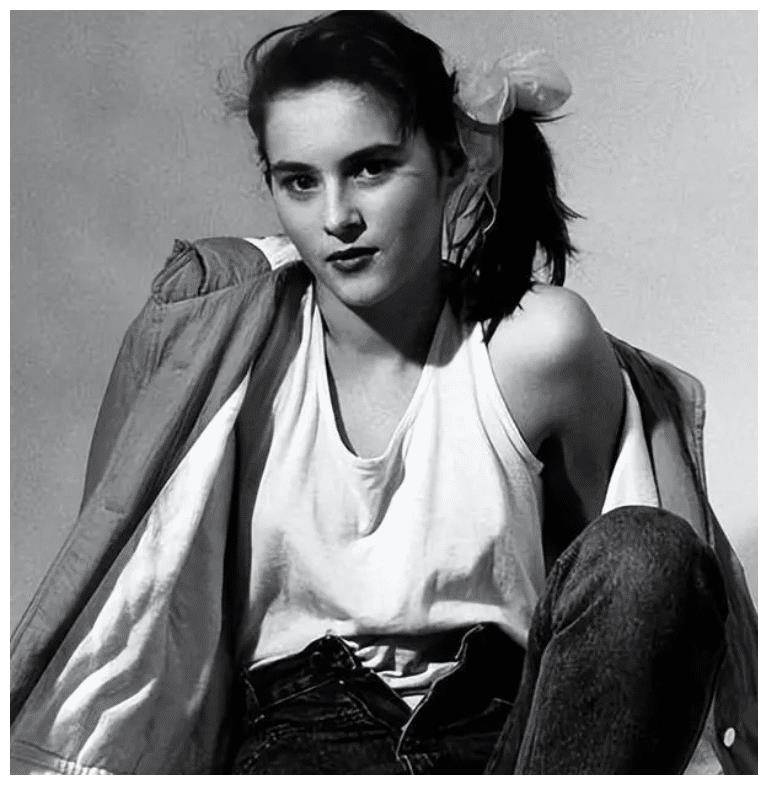 梅拉尼娅30岁时依旧迷人,穿天蓝色很嫩,克林顿握她的小腰不撒手