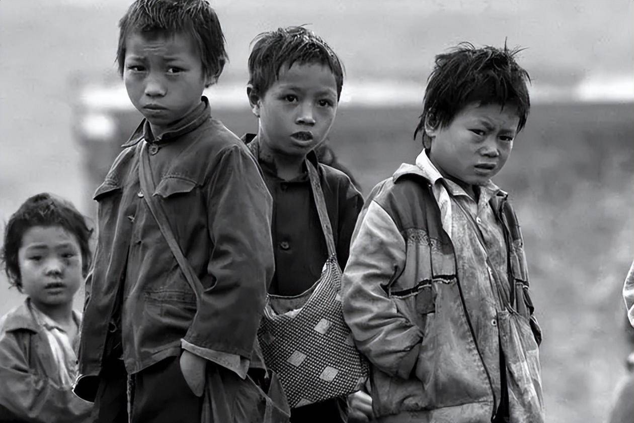 1981年，老师买20元棉鞋，26年后学生送套新房，背后的感人故事