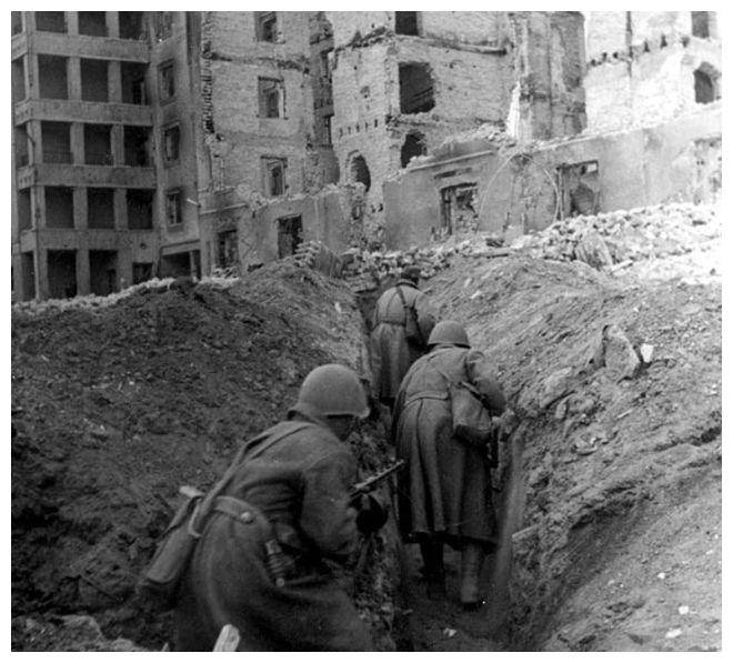 斯大林格勒战役爆发,苏联红军死战不退,德军盲目进攻却害惨自身