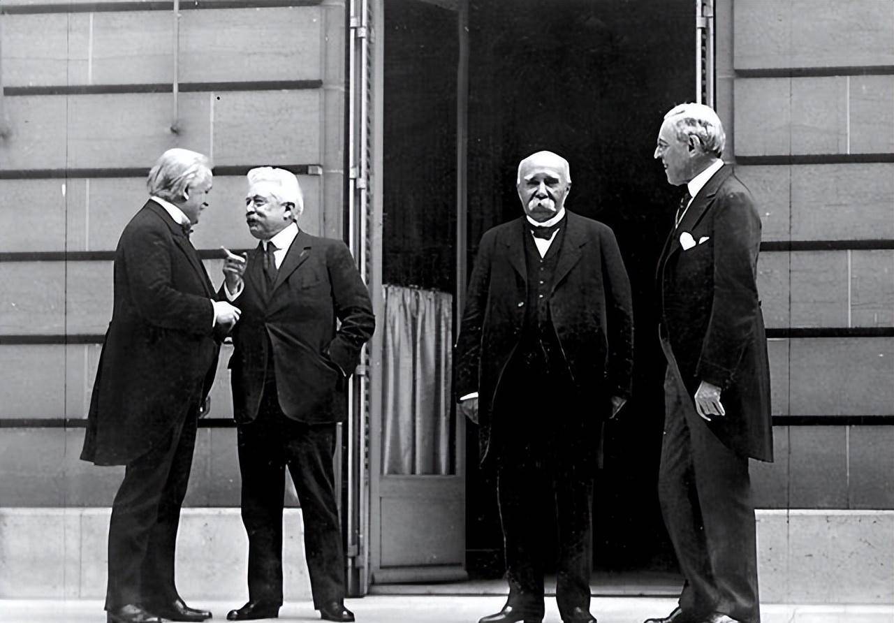 最终顽强抵抗38天的法国投降,而在这期间,看到法国不堪一击的意大利也