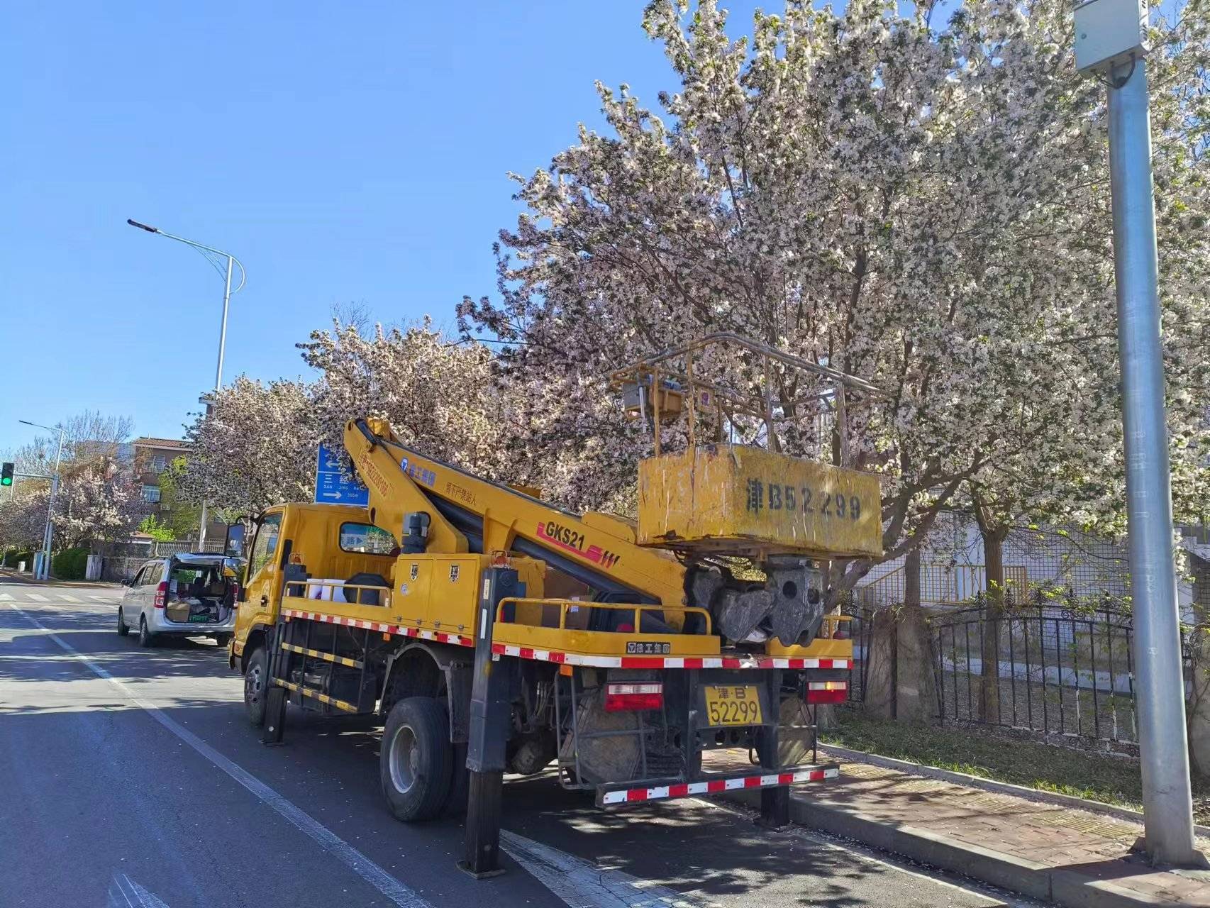 电动自行走升降机出租,载人举高车出租,升降机租赁,斗臂车出租,云梯车