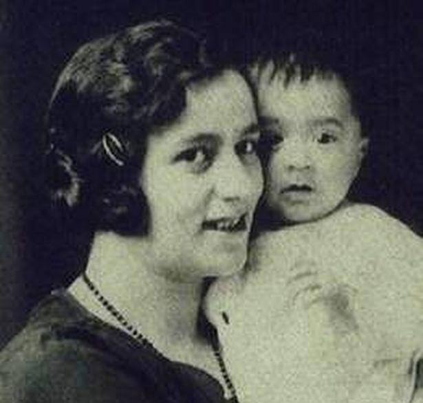 其余的孩子们围坐在一起,在商店打工的姐姐玛丽安给他们准备了圣诞节