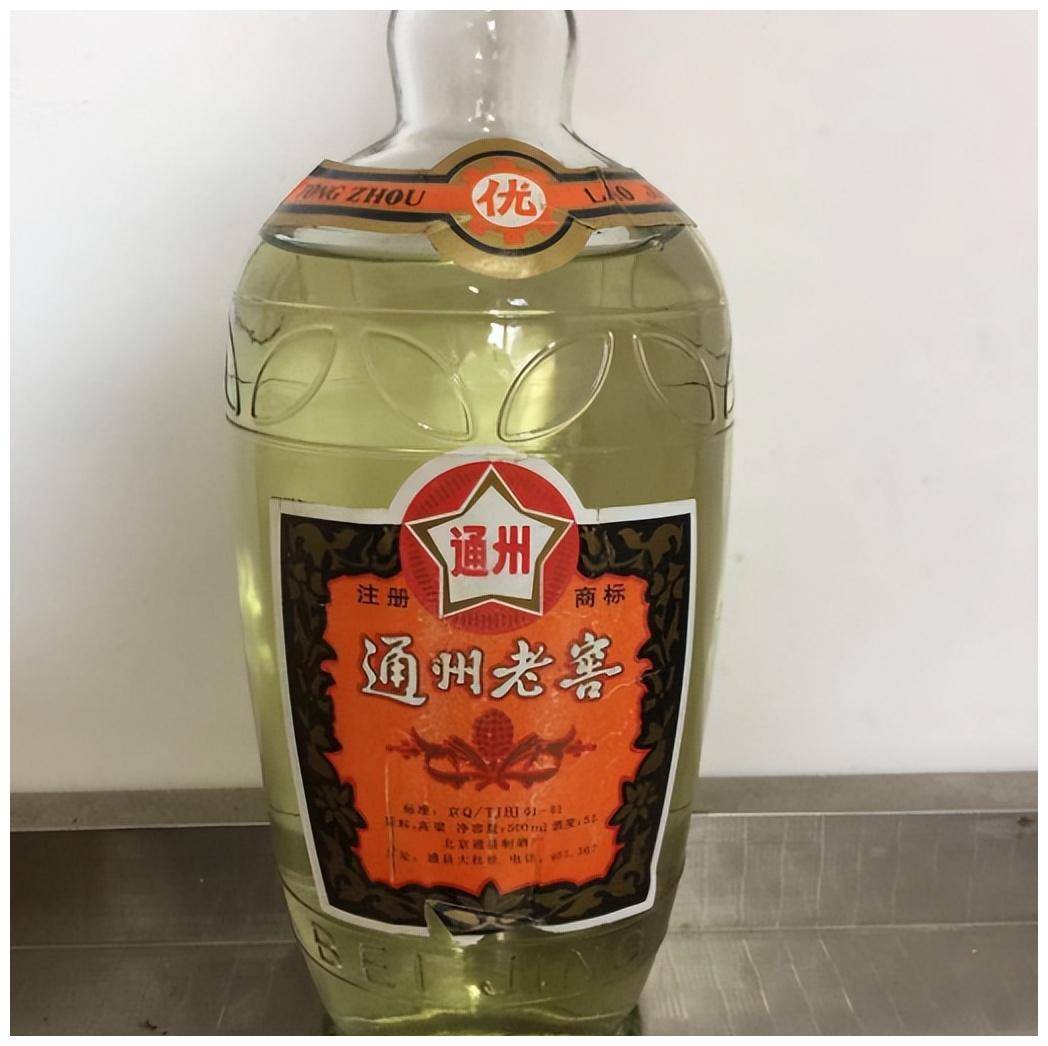 河南68岁大爷晒酒瓶子,却引发网友热议,是真懂酒还是穷讲究?