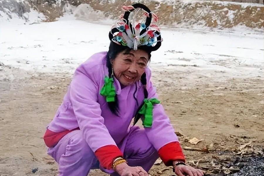 马玉琴敏感地注意到他的反常,突然问他是否有钟意的人?