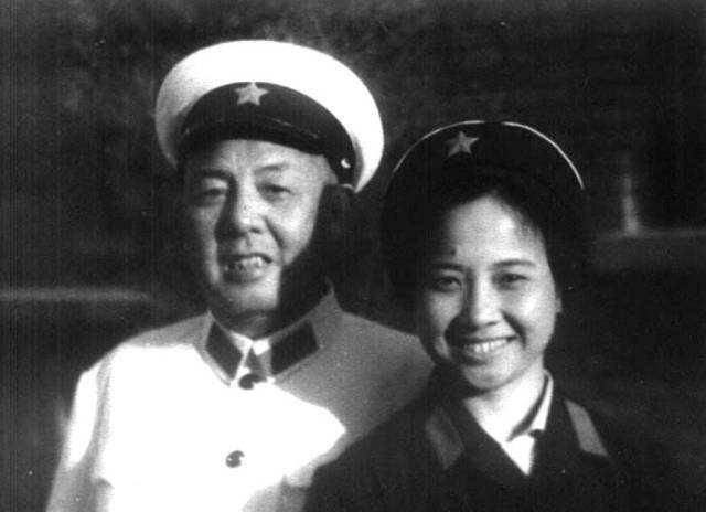 陆迪伦与苏振华成婚后,她便开始操持家中的家务,担负起照顾6个孩子的