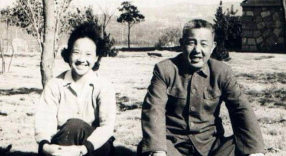 第二天,苏振华便让警卫员给陆迪伦打了电话,希望与她见上一面,陆迪伦