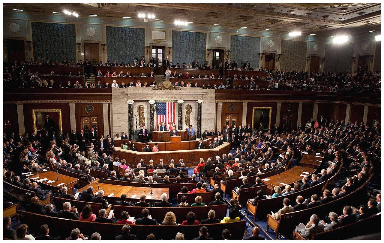 美国变成发达国家,是因为美式民主制度?官媒揭露美国民主的虚伪