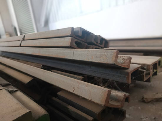 耐低温叉车门架型钢的特性和应用场景