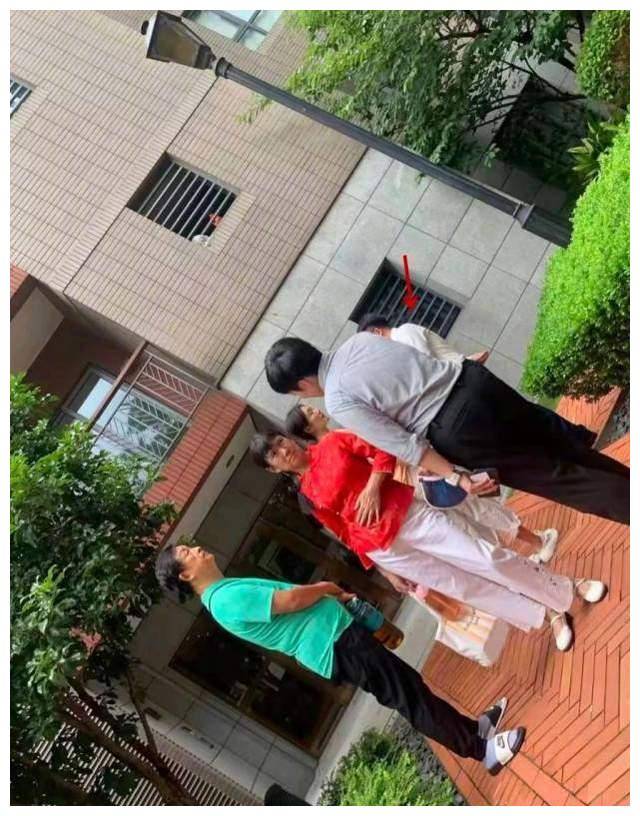 网曝张杰谢娜上海买豪宅跳单坑中介!被批抠门人设发挥到极致!