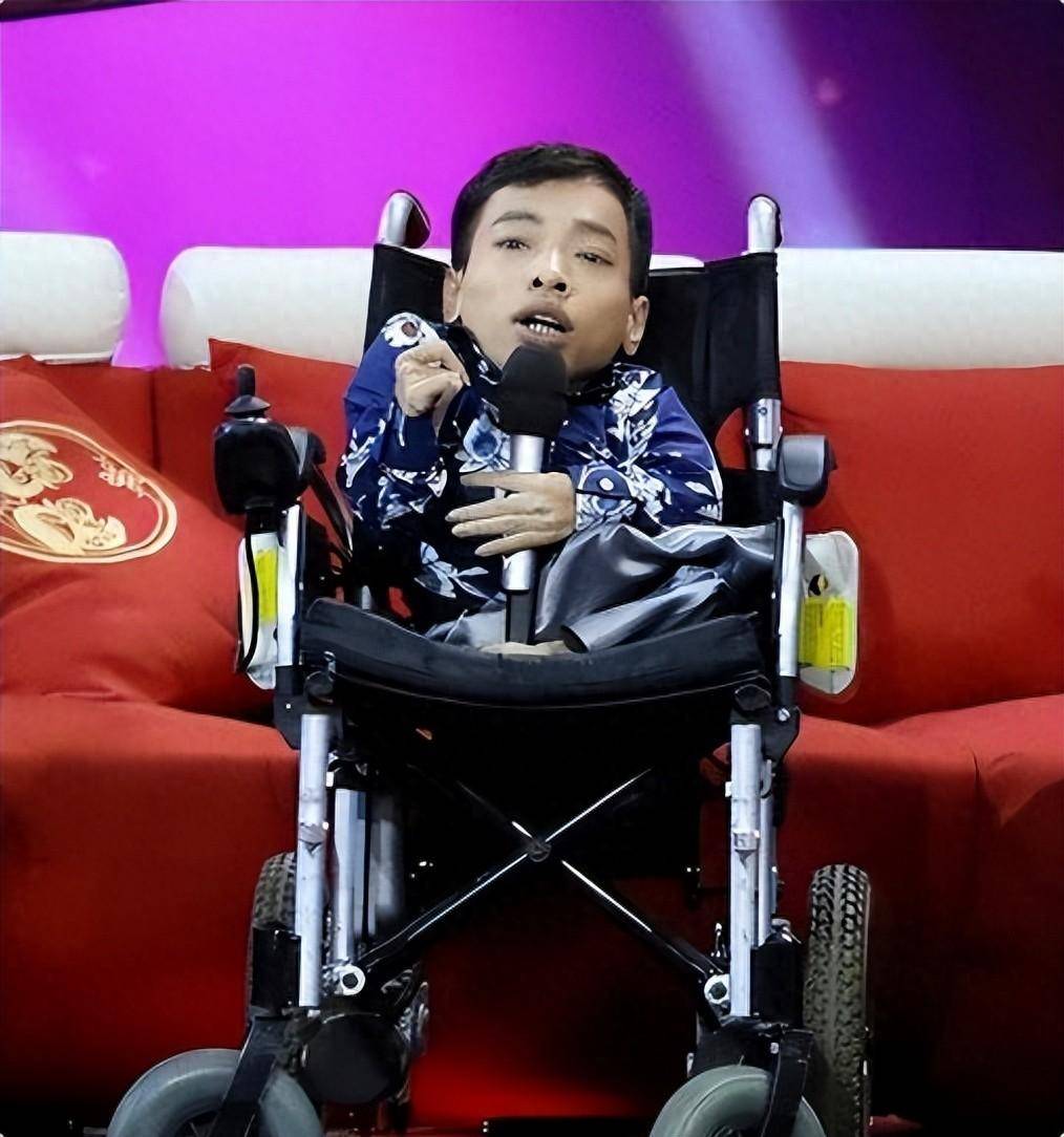 回顾袖珍总裁李创利:高80厘米坐婴儿车赚上亿身家,连娶两任美娇娘