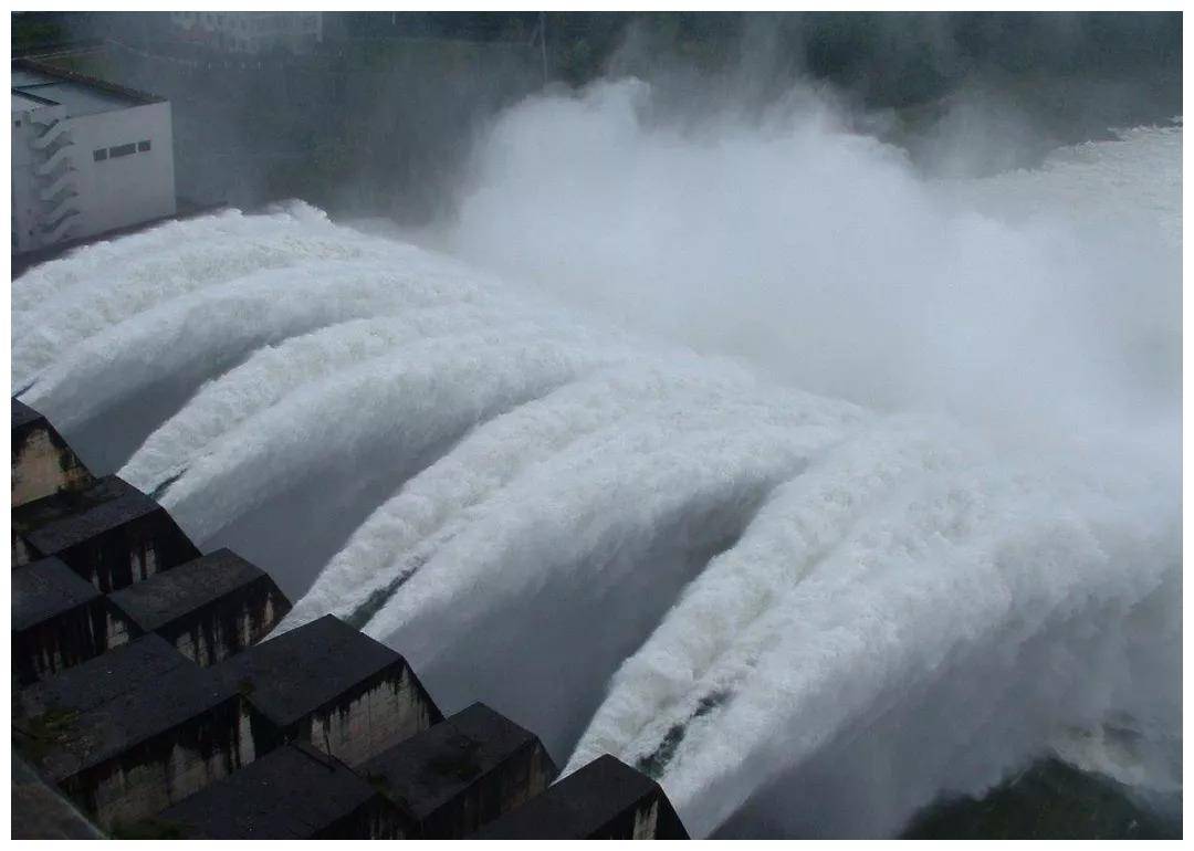 张峰水库泄洪图片