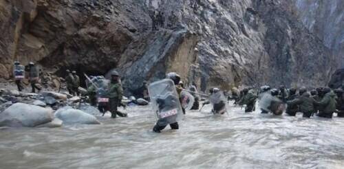 他在喀喇昆仑绝壁写下"大好河山寸土不让",用身躯化作祖国屏障