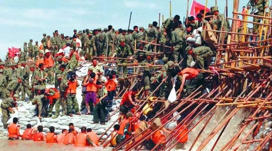 98年长江决堤数十万人未撤,战士以身抗洪,百姓哭喊:求求别跳了