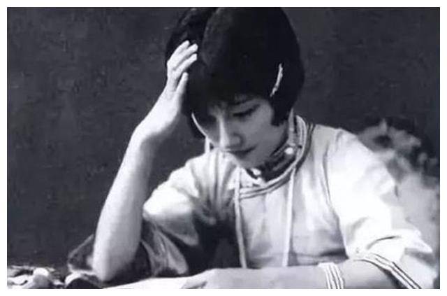 徐志摩死后的陆小曼,50岁貌如老妇,同居30年男友将死她无动于衷