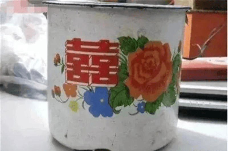 跟别的男人勾勾搭搭,并且还不只一个,难保不是她联合姘头弄死了张保明