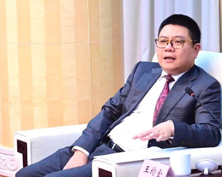 身家195亿的富豪假扮农民工,到工地上班,第一天就差点被开除