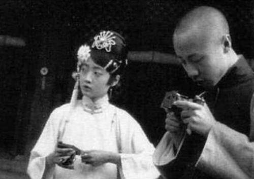 中国最后一个皇后婉容,居然是个大烟鬼,每天吸食众多鸦片