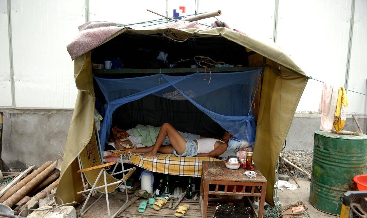 城市农民工工棚:不求住好吃好,只要能遮风挡雨就非常满足了_工地_田
