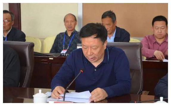 张道中自己多次非法收取他人的礼金汇款,并且违规用公款私自招待自己