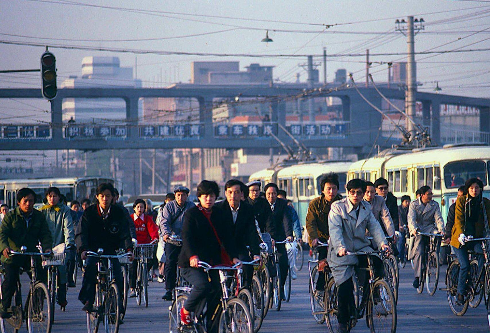 八十年代,"卷"文化还未席卷中国,当时的年轻人很少把买楼买车作为自己