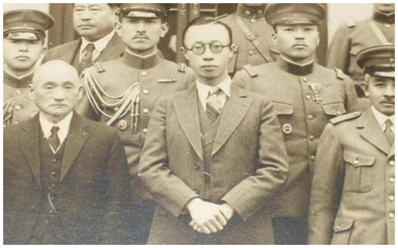 末代皇帝溥仪的悲惨童年:身体被宫女掏空,饿得吃喂鱼的馒头