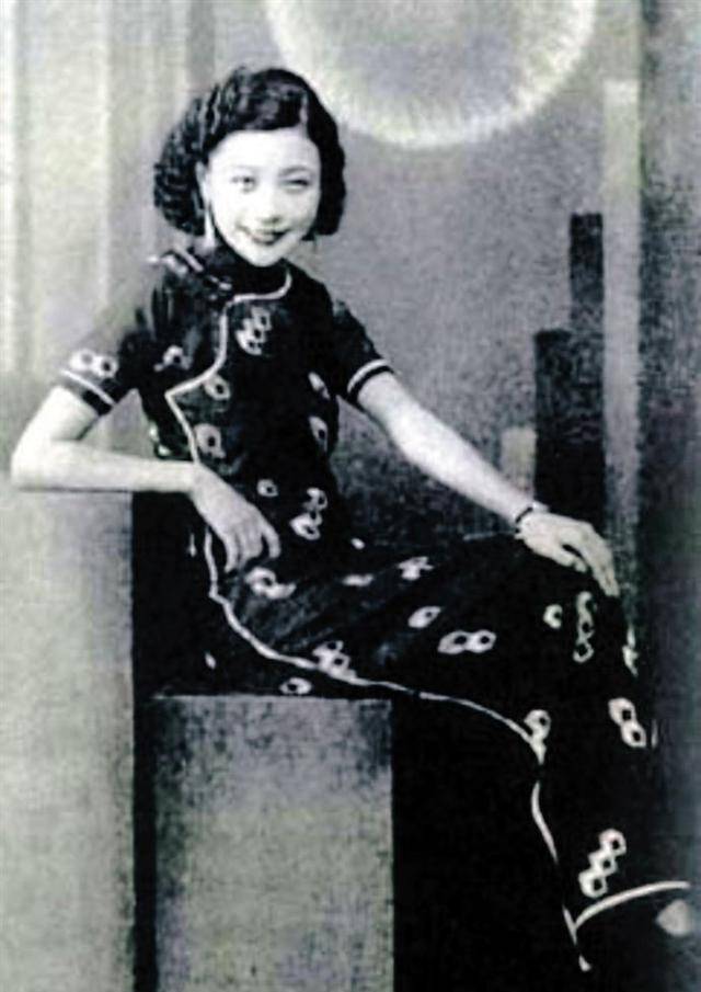 坠入情网,每天情书满天飞,百年后发现竟是男儿身_潘小璜_中国_女子