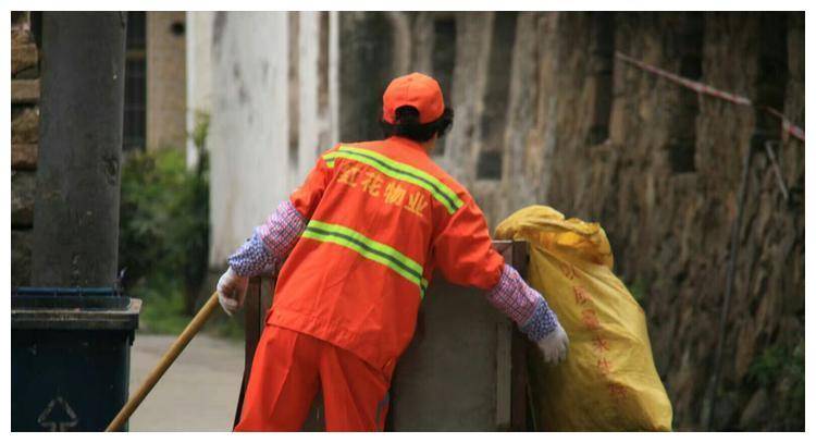 女子把2万元当垃圾扔了，环卫工翻10吨垃圾帮找回，她却站着观看