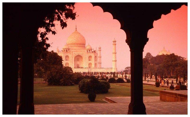 奥朗则布把他的石棺放在了泰姬陵阿姬曼的旁边.他