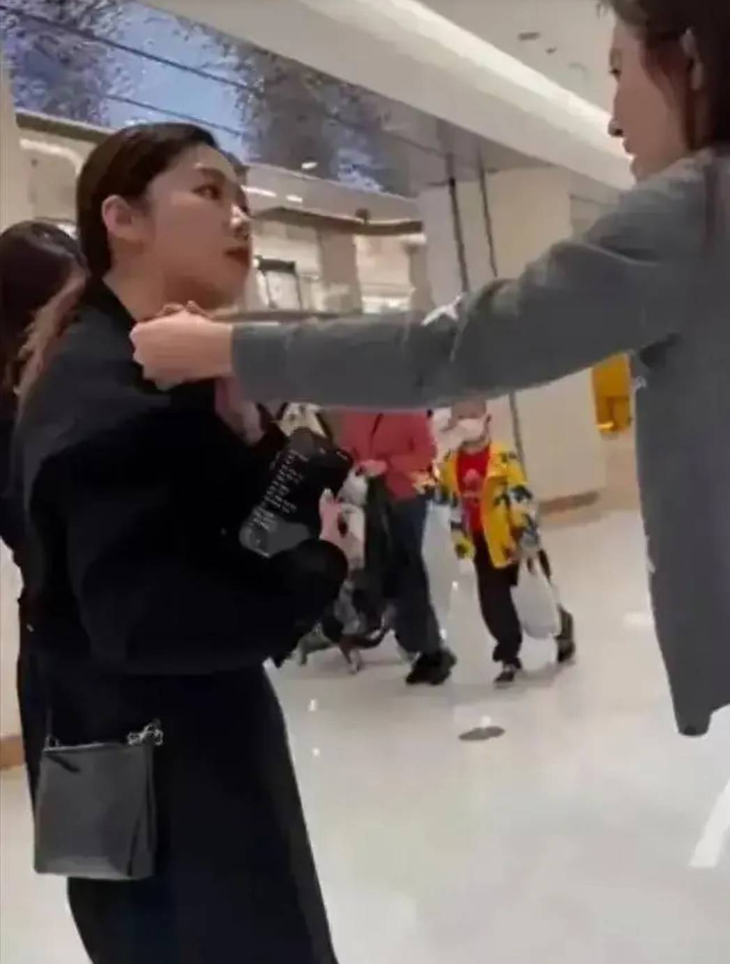 男模搂女腰,合肥柜姐包